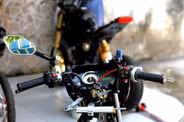 Ở phía trên ghi-đông, chiếc Satria F150 độ cũng được gắn thêm nhiều món phụ tùng là niềm "khao khát" của dân chơi như cùm phanh/côn Brembo, trợ lực Ohlins, gương hậu Rizoma, bình dầu Bonamici...