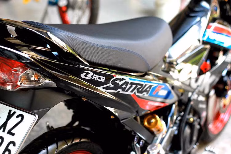 Yên xe nguyên bản được gọt đi phần ngăn cách giữa người ngồi trước và sau, trở nên "phẳng" và thể thao hơn theo phong cách drag.