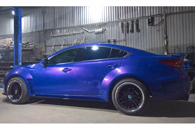 Cùng với hệ thống xả độ và màu sơn xanh nổi bật, bản độ Mazda 6 mới được xưởng QS Performance hoàn thiện có kiểu dáng cực kỳ thể thao và ấn tượng, với thân xe có độ hoàn thiện như thể chiếc xe vốn đã có widebody từ khi rời nhà máy Mazda. Ảnh: Sơn Bùi