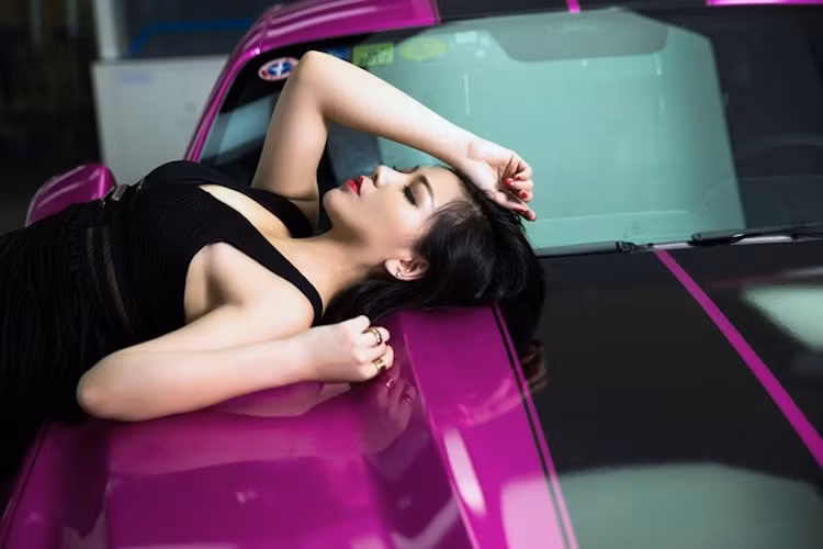 Bước sang thế hệ thứ 6, Ford Mustang đã được hãng xe Mỹ thiết kế lại hoàn toàn, với vẻ ngoài thể thao và "thuôn mượt" hơn.