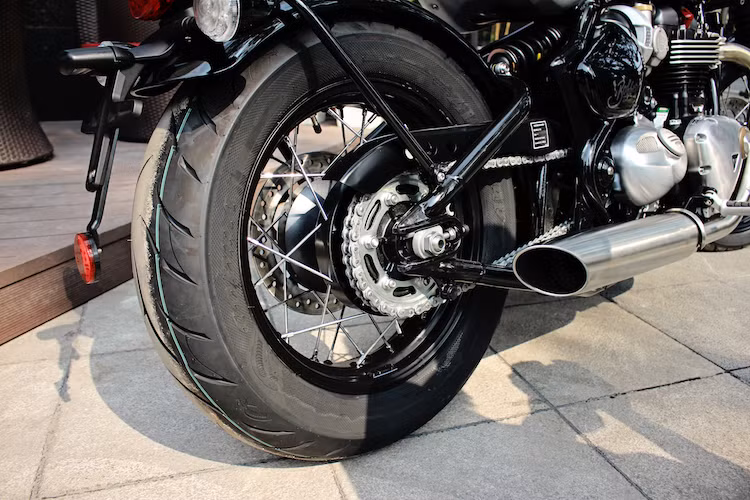 Trong khi có bánh trước có đường kính vành tăng 1 inch so với Bonneville T120 thì ở phía sau, Bonneville Bobber lại giảm 1 inch, chỉ còn 15 inch để tạo dáng bobber. Lốp sau dùng bản 150/80/16 và cả 2 lốp xe đều là loại Avon Cobra cao cấp. Ống xả của Bonneville Bobber cũng khác hoàn toàn so với Bonnevile khi nhẹ hơn, ngắn hơn và được cắt vát đuôi đầy phong cách.