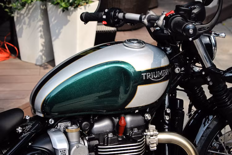 Trên Bonneville Bobber, Triumph cũng đã sử dụng bình xăng với hình dáng thon gọn và logo nổi Triumph giống dòng Street Cup. Chiếc Bobber đầu tiên tại Việt Nam có màu sơn xanh lục ánh kim khá giống sắc xanh British Racing Green "truyền thống" của những chiếc xe đua Anh Quốc kèm theo các mảng sơn trang trí ánh bạc nổi bật. Ngăn giữa 2 mảng màu này còn có những đường viền chỉ vàng vẻ thủ công đầy tinh tế.