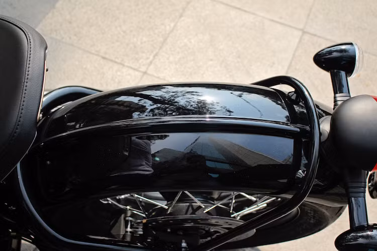 Hệ thống phanh đĩa đơn phía sau của xe không có sự thay đổi so với Bonneville T120. Là một mẫu bobber sản xuất hàng loạt, chiếc xe có dè sau dài, chống bắn bùn kèm theo cụm đèn hậu và pát biển số được đặt cuối dè, đủ tiêu chuẩn lưu thông ở bất kỳ quốc gia nào. Cả dè trước và sau của Bonneville Bobber đều làm từ thép không rỉ với gân nổi chạy dọc đậm chất cổ điển.