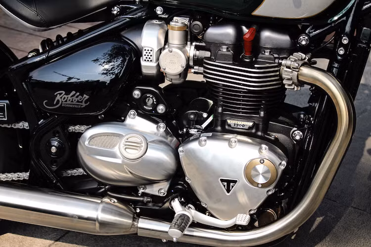 Dù đã chuyển sang sử dụng hệ thống phun xăng điện tử nhưng giống các dòng Bonneville khác, Triumph đã "ngụy trang" hệ thống phun xăng bằng "vỏ bọc" của chế hòa khí thông thường. Giống các mẫu xe độ, ổ khóa của Bonneville Bobber được đặt ở dưới, ngay cạnh động cơ. Hai bên thân xe có cặp ốp che dán tem chữ Bobber với font đầy ngẫu hứng.