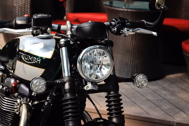 So với toàn bộ các dòng Bonneville khác, phiên bản Bobber nổi bật với kiểu dáng của một chiếc cruiser theo phong cách bobber cá tính và "ngang tàng" hơn, nhưng vẫn giữ lại những nét cổ điển đậm chất "quý tộc" Anh. Ở phía trước, chiếc xe vẫn sử dụng đèn pha chóa tròn, nằm hai bên là các đèn xi-nhan nhỏ và đặt thấp hơn dòng Bonneville T120.