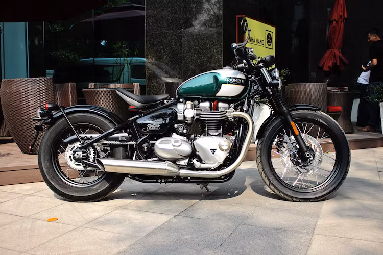So với các dòng cruiser từ những hãng đối thủ, Bonneville Bobber trông thanh lịch và gọn gàng hơn nhiều. Xe có chiều dài cơ sở 1510 mm, rộng 800 mm và cao 1025 mm. Tuy nhiên với trọng lượng 228 kg, chiếc xe vẫn tương đối nặng. Dung tích bình xăng của Bonneville Bobber là 9,1 lít.