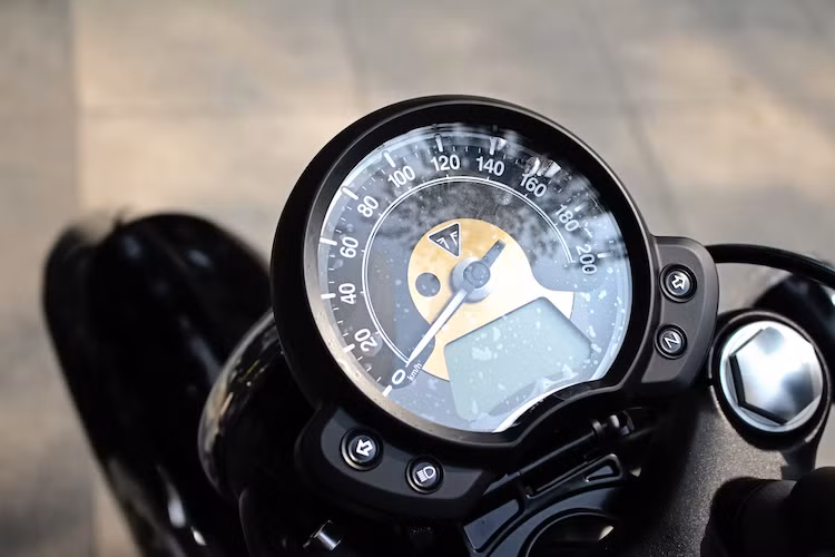 Xe chỉ có duy nhất một đồng hồ báo công-tơ-mét, kèm theo một màn hình LCD đơn sắc nhỏ ở phía trong. Thiết kế của đồng hồ được Triumph "bê nguyên" từ dòng Street Twin, với điểm khác biệt chỉ bao gồm vỏ màu đen và mặt đồng hồ có thêm phần trang trí ánh vàng đẹp mắt. Đồng hồ này cũng có khả năng điều chỉnh góc nghiêng, thay vì gắn cố định.