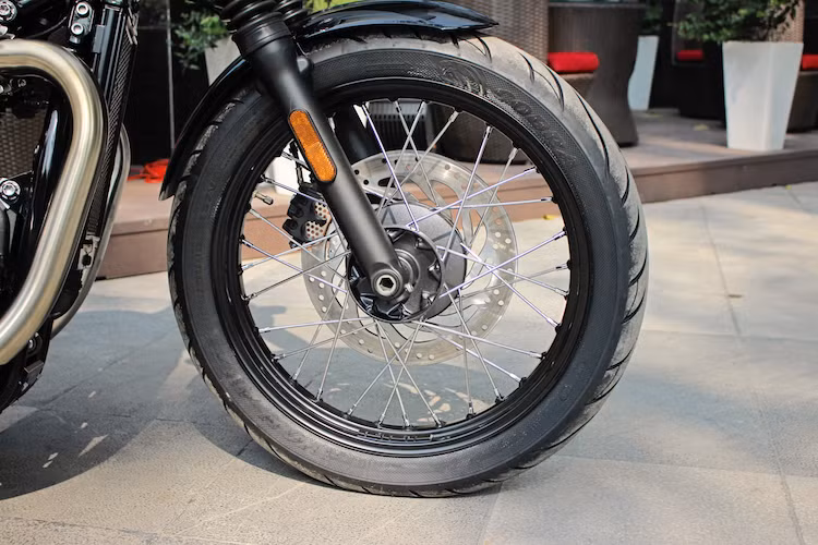Thay vì sử dụng cỡ vành 18 inch như Bonneville T120, bánh căm phía trước của Bonneville Bobber đã nâng đường kính lên 1 inch, đi kèm lốp trước cỡ 100/90/19. Một điểm "cải lùi" của phiên bản Bobber đó là hệ thống phanh trước sử dụng đĩa đơn thay vì đĩa kép như Bonneville T120, do chiếc xe được sinh ra không nhằm để hướng tới tốc độ.