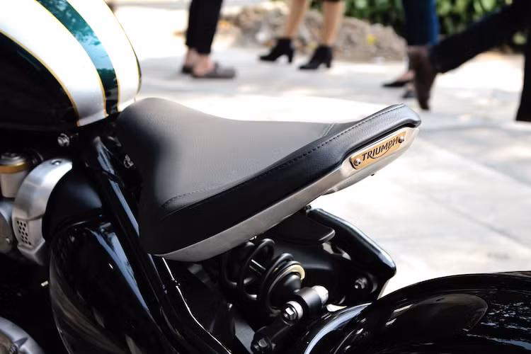 Sự cầu kỳ tới từng tiểu tiết của Triumph được thể hiện rất rõ ở bộ yên xe với phần dưới làm từ nhôm phay xước, cùng logo khắc bằng đồng tinh xảo gắn ở cuối yên. Chiếc xe cũng chỉ có một chiếc yên solo nhưng điều chỉnh được tiến/lùi và cao thấp, với chiều cao thấp nhất chỉ 690 mm. Chi tiết này đem tới cho Bonneville Bobber tư thế ngồi phù hợp với ngay cả những cô gái cá tính với chiều cao khiêm tốn.