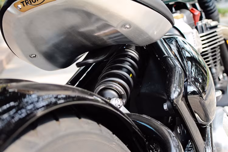 Để có thể tạo ra Bonneville Bobber, Triumph cũng phải thiết kế một bộ khung riêng cho chiếc xe với phần phía sau khác biệt hoàn toàn so với Bonneville T120, sử dụng gắp bằng thép ống với kết cấu hình tam giác và phuộc sau giấu dưới yên, tạo thành dáng softail. Cả phuộc trước và sau của xe đều do hãng KYB (Nhật) cung cấp.