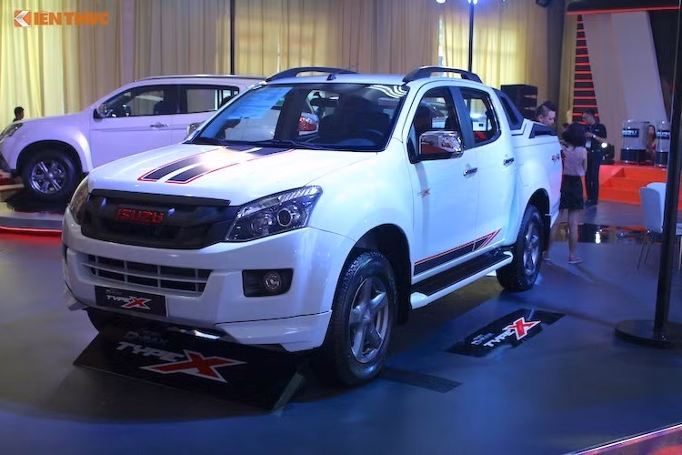 2 thế hệ D-Max và Hilux mới nhất cũng đã lần lượt có mặt tại thị trường Việt trong năm 2013 và 2015. Tuy nhiên hiện tại, cả 2 mẫu xe này đều có doanh số không ấn tượng trong phân khúc bán tải. Trong tháng 11/2016, Toyota bán được tổng cộng 182 chiếc Hilux, trong khi D-Max chỉ bán được khiêm tốn 70 chiếc. Tới tháng 1/2016, những con số này thậm chí còn giảm xuống sâu hơn, đạt lần lượt 152 và 20 chiếc.