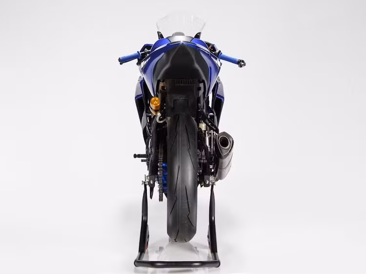 Về động cơ, R3 WorldSSP300 sở hữu khối máy 321 cc 2 xi-lanh DOHC với các chi tiết và ECU điều khiển hoàn toàn không khác biệt so với phiên bản dân dụng. Tuy nhiên, hệ thống xả của xe đã có sự thay đổi khi buộc phải bỏ đi bộ lọc khí thải và thay lon pô Akrapovic carbon. Do có dung tích gần với mức 300 cc nên chiếc xe có vòng tua giới hạn là 13.000 RPM, cao hơn Honda CBR500R và KTM RC390.