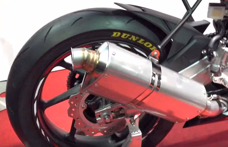 Hệ thống xả của chiếc xe đua sẽ là loại full system, không có bộ lọc khí thải và sử dụng lon pô "hàng độ". Cả lốp trước và sau của xe đều là loại Dunlop thể thao với vân tối thiểu để tăng tối đa diện tích tiếp xúc với mặt đường.