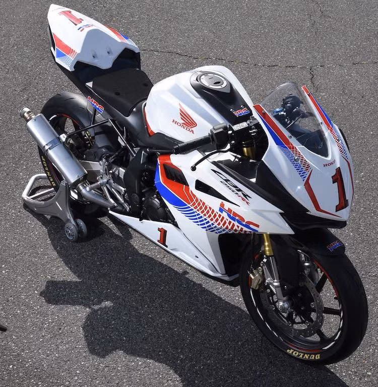 Phiên bản CBR250RR đua sẽ tham gia vào các giải đấu khác nhau bắt đầu từ năm nay. Chiếc xe này sẽ chỉ được cung cấp cho các đội đua và không bán đại trà.