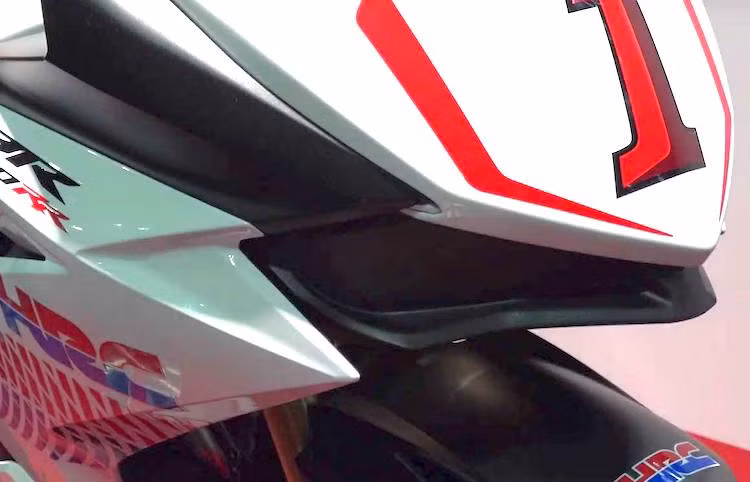 Ở phần đầu quây gió, những đèn pha và đèn LED nguyên bản của CBR250RR dân dụng đã bị bịt kít lại. Ngoài điểm khác biệt này, chiếc xe không có sự thay đổi về thiết kế quây gió so với phiên bản bình thường.