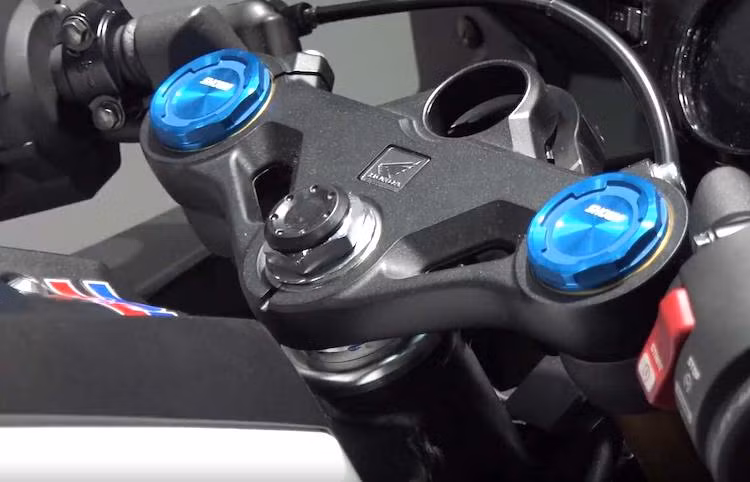 Ở phía trên tay lái, CBR250RR bản đua đã bị lược bỏ ổ khóa điện truyền thống. Tuy nhiên, bảng đồng hồ kỹ thuật số của chiếc xe không có sự thay đổi. Vẫn sử dụng bướm ga điện tử nhưng phiên bản đua sẽ không có các chế độ lái khác nhau.