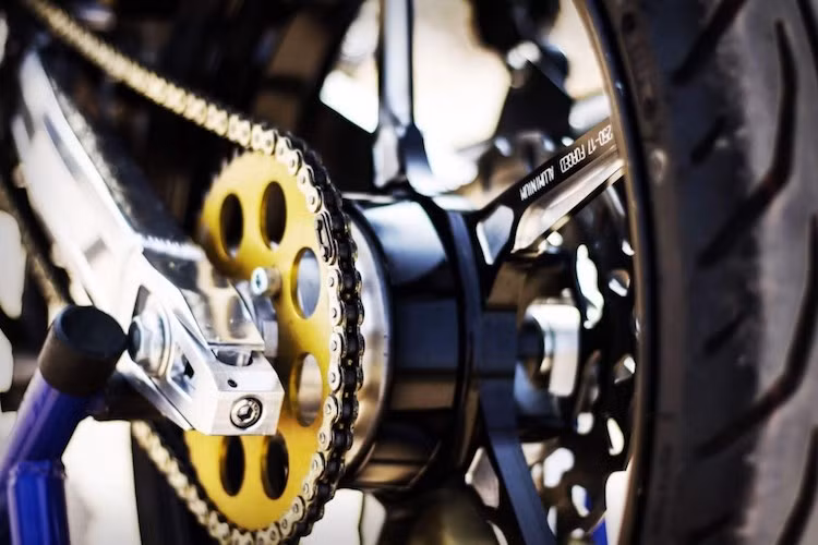 Phía sau xe có gắp nhôm CNC, tuy nhiên chi tiết "đắt giá" nhất trên chiếc Raider này đó là cặp mâm Racing Boy bằng nhôm CNC.