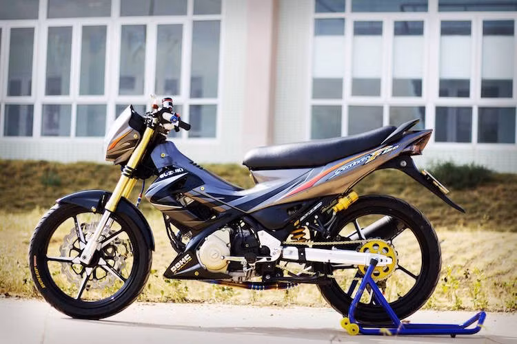 Được chính thức bán ra tại Việt Nam từ năm 2014, tuy nhiên ngay từ trước đó rất lâu Suzuki Raider 150 đã được giới chơi xe ưa chuộng bởi khối động cơ 150 cc DOHC mạnh nhất phân khúc underbone.