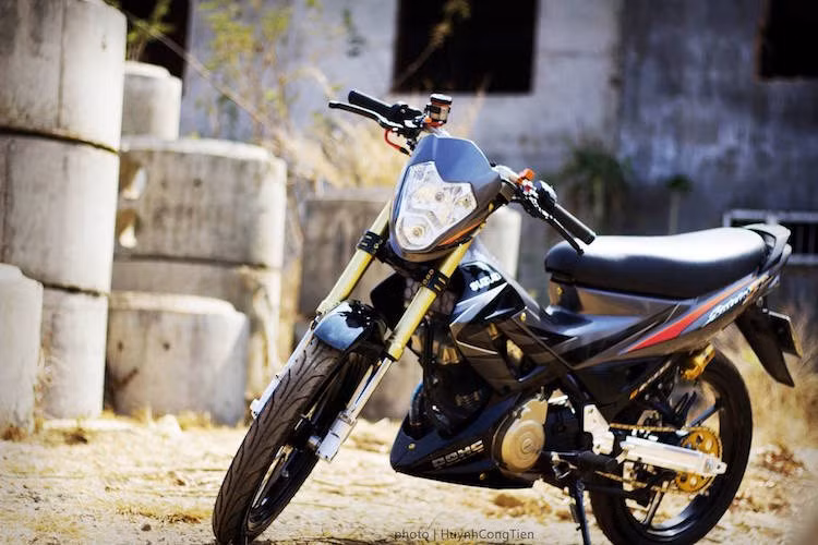 Với một số đồ chơi "hàng hiệu", một người chơi xe máy độ tại miền Nam đã nâng cấp chiếc Suzuki Raider 150 để nó trở nên hoàn hảo hơn mà không mất đi vẻ đẹp vốn có của nó.