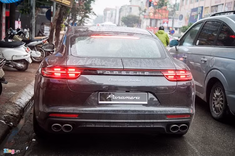 Panamera Turbo có khả năng tăng tốc 0-100 km/h trong 3,8 giây, vận tốc tối đa 306 km/h và mức tiêu thụ nhiên liệu quanh mốc 9,3 lít/100 km. Mẫu xe 4 cửa còn hỗ trợ các tính năng như đánh lái trục sau, kiểm soát độ lắc chủ động và hệ thống treo khí nén ba buồng.