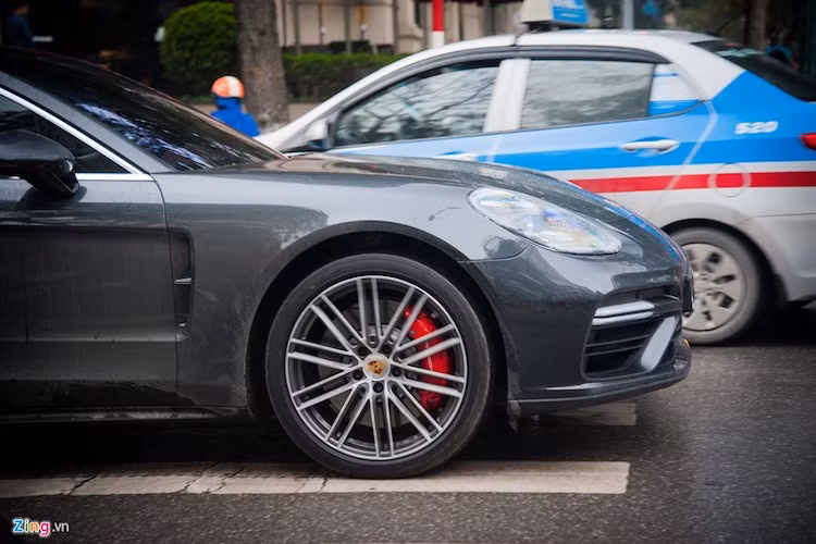 Panamera thế hệ mới sở hữu kích thước dài hơn bản cũ 35 mm, rộng và cao hơn 5 mm. Khoảng cách trục cơ sở cũng được mở rộng thêm 30 mm. Phần đuôi xe cải tiến với hệ thống đèn hậu LED kéo dài nối liền nhau. Panamera Turbo 2017 còn sở hữu cánh gió tách ra khỏi thân xe và nâng lên cao, giúp tăng độ bám đường khi vận hành ở tốc độ cao.