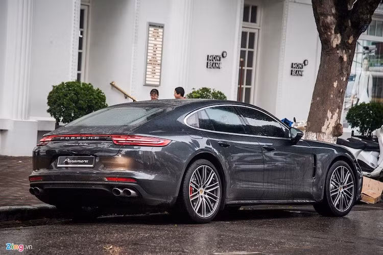 Xe được trang bị gói kích hoạt chế độ thể thao Sport Chrono Package, hỗ trợ đậu xe trước sau tích hợp camera toàn cảnh. Tùy chọn nắp mâm xe có logo Porsche in màu, bộ vành thể thao 21 inch 911 Turbo Design, hệ thống ống xả thể thao.