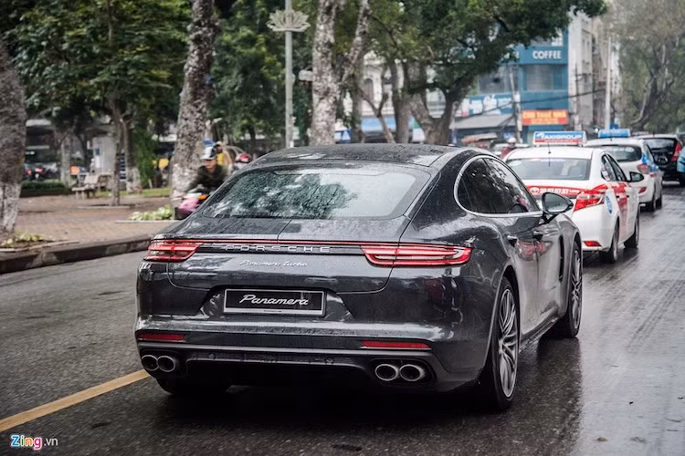 Phiên bản Panamera Turbo được trang bị động cơ xăng mạnh mẽ nhất của dòng xe này. Động cơ V8 4,0 lít tăng áp kép cho công suất 550 mã lực tại 5.750 vòng/phút và mô-men xoắn cực đại 770 Nm trong dải vòng tua từ 1.960 đến 4.500 vòng/phút.
