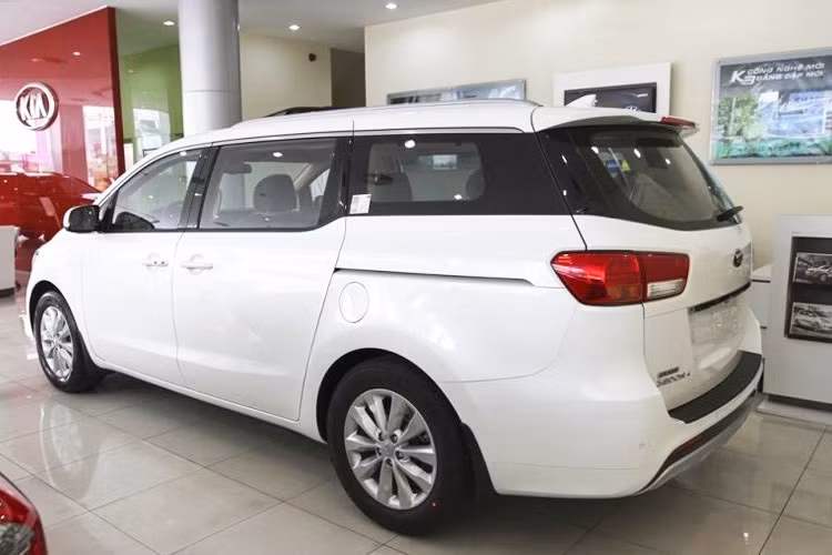 Có doanh số không cao, mẫu xe MPV 7 chỗ Kia Sedona giảm tới 95 triệu đồng từ tháng 2 cho phiên bản 3.3l. Không chỉ dừng lại ở bản 3.3l chạy xăng, các phiên bản 2.2l diesel DAT và DATH cũng lần lượt có mức giảm 50 và 43 triệu đồng. Hiện tại, giá của Sedona từ 1,11 tới 1,293 tỷ tùy từng bản.