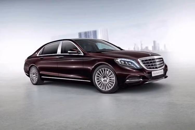 Ra mắt lần đầu vào năm 2015, mẫu xe siêu sang Mercedes-Maybach S600 đã đạt thành công tương đối lớn tại Việt Nam khi có tới 60 chiếc được bán ra trong năm đầu tiên. Để cung cấp cho khách hàng thêm những sự lựa chọn hợp lý hơn, 2 phiên bản "giá rẻ" là Mercedes-Maybach S400 và S500 sẽ tiếp tục "trình làng" thị trường Việt vào trung tuần tháng 3.