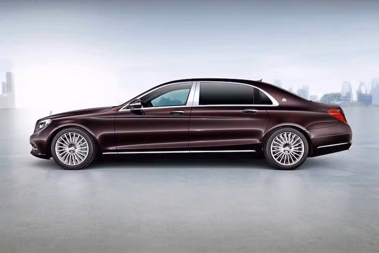 So với phiên bản Maybach S600 trước đó, về mặt thiết kế Mercedes-Maybach S400 và S500 sẽ gần như không có sự thay đổi. Những điểm khác biệt trên các phiên bản này là mâm đúc mới cùng logo hai bên dè trước và đuôi xe khác.