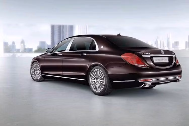 So với các phiên bản S-Class L "thân dài" bình thường, mọi chiếc Mercedes-Maybach đều dài hơn 200 mm, đạt chiều dài tổng thể 5453 mm và chiều dài cơ sở 3365 mm. Với chiều dài lớn hơn, Maybach S400 và S500 có không gian dành cho hành khách ngồi sau lớn.