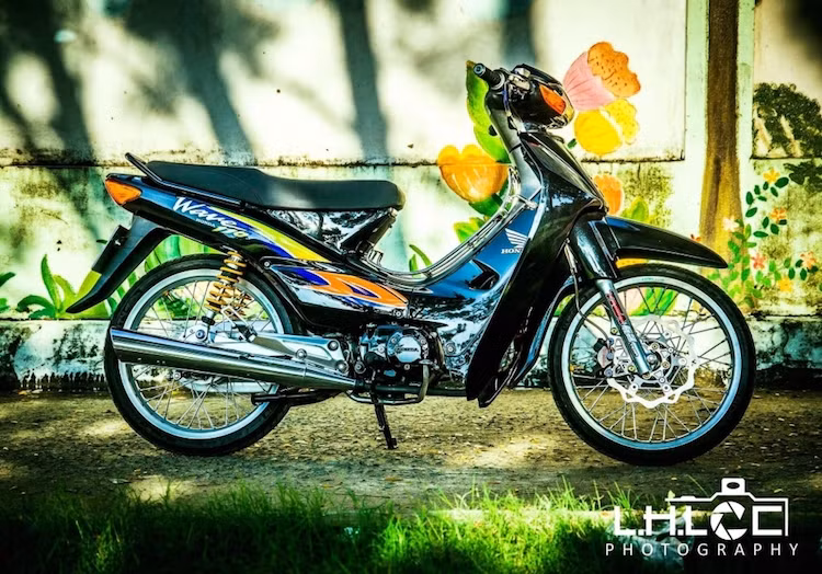 Ở dạng nguyên bản, Honda Wave 110 Thái là một dòng xe được người dân Việt ưa chuộng với kiểu dáng khá đẹp mắt và động cơ bền bỉ. Để khiến chiếc Wave 110 đời đầu được nổi bật hơn, một người chơi xe tại miền Nam đã độ kiểng cho chiếc xe với một loạt các phụ tùng "hàng hiệu".