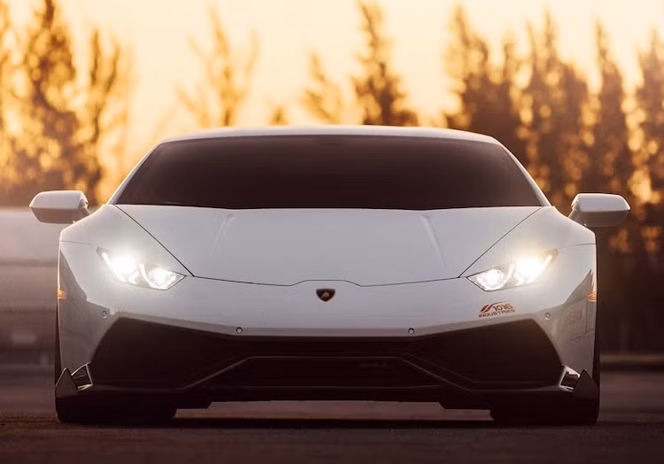 Có tên gọi Renato, gói độ của 1016 Industries sẽ cải thiện hiệu năng khí động học của Huracan và khiến chiếc xe trông khá gần với phiên bản thể thao Huracan Performante. Bắt đầu từ phía trước, bộ cản nguyên bản của Huracan đã được 1016 Industries bổ sung thêm một cánh khuếch tán bằng sợi carbon.