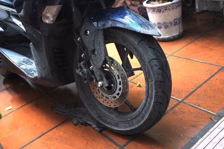 Với nhược điểm bắn bùn, nhiều khách hàng phản ánh rằng chắn bùn trước của xe khá ngắn, khiến bùn đất len lỏi vào các chi tiết bên trong vỏ và che mất đèn xi-nhan hai bên. Tuy nhiên qua 3 ngày chạy ngoài đường ướt, bùn đất bắn tản ra ở bên dưới đèn xi-nhan, khiến đèn không bị che khuất. Trong khi đó, phần hốc phía sau bánh trước của NVX cũng được che chắn khá kỹ và dễ dàng làm sạch bằng cách dùng vòi phun cao áp.