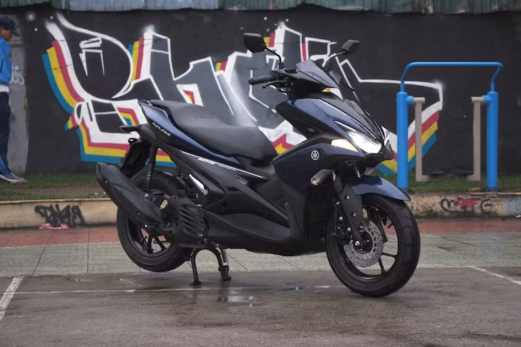 Sau một thời gian sử dụng, nhiều chủ sở hữu mẫu xe tay ga Yamaha NVX 155 cùng phiên bản 125 với thiết kế y hệt đã phàn nàn về một số nhược điểm của xe. Cụ thể hơn, NVX đã bị người dùng chê là bắn bùn nhiều và chất lượng phuộc nhún phía sau kém, thậm chí còn xảy ra tình trạng cong hay chạm lò xo vào ti phuộc.