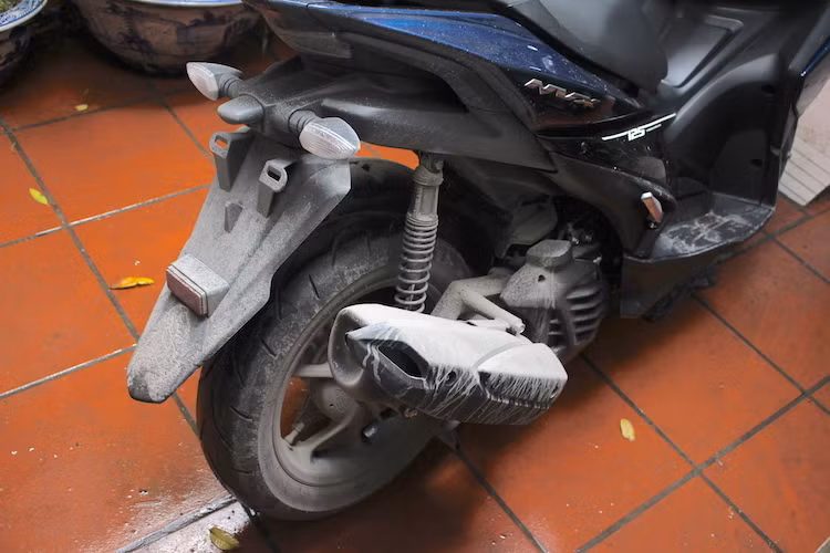 Tuy nhiên ở phía sau, do có phần đuôi thiết kế ngắn vuốt nhọn kiểu thể thao và khoảng hở lớn giữa bánh sau với đuôi nên chiếc xe tay ga NVX đã bị phủ kín bùn đất ở pô xe, bánh sau, phuộc trước và chắn bùn. Các đèn xi-nhan phía sau nằm trên chắn bùn cũng phần nào bị che phủ bởi bùn đất. Tuy nhiên, khu vực vỏ nhựa hai bên xe vẫn khá sạch sẽ.