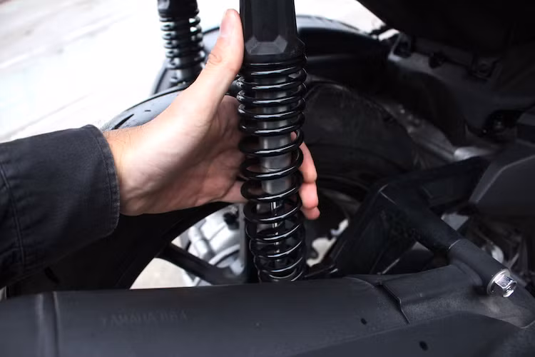 Ngay cả khi đi 1 người, những rung động từ mặt đường cũng được truyền lên phần mông và đùi người lái khá rõ. Người ngồi sau cũng sẽ cảm giác chiếc xe không êm ở tốc độ thấp. Trong khi đó, tình trạng lò xo chạm vào thành phuộc gây ra tiếng kêu "rẹt rẹt" khi tải nặng và chạy trên đường xấu là điều có thể xảy ra, do lò xo phuộc của NVX quá mềm. Ngay cả khi dùng tay không, người dùng cũng có thể dễ dàng bẻ cong phuộc.