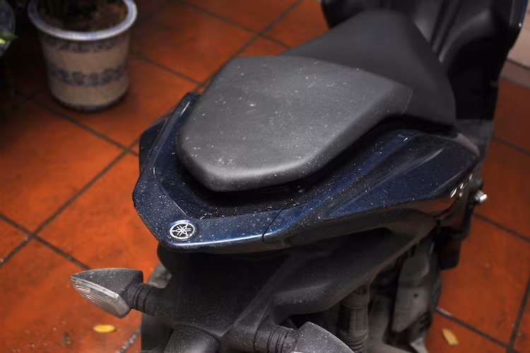 Ở tốc độ cao từ 50 km/h trở lên, bùn đất cũng sẽ bắn lấm tấm lên yên sau và người ngồi phía sau chắc chắn sẽ dính bùn ở tốc độ cao. Nếu chỉ đi một người, bùn đất sẽ gần như không bắn lên lưng người điều khiển. Ngoài ra, người ngồi sau cũng không bị bắn bùn nếu tốc độ xe từ khoảng 40 km/h đổ xuống.