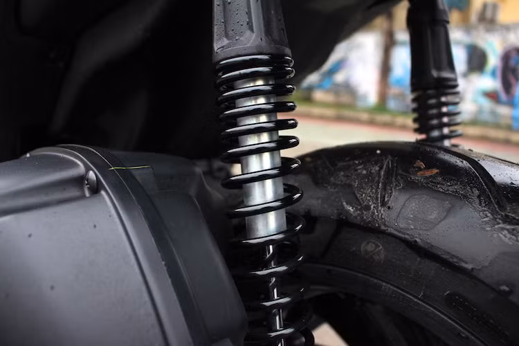 Trong khi đó, phuộc sau của NVX cần phải được Yamaha cải tiến thêm. Quan sát trực tiếp, có thể thấy cặp phuộc sau của xe có vẻ "mỏng manh" hơn so với kích thước của chiếc xe. Ngoài ra, vị trí đặt phuộc gần như thẳng đứng cũng khiến chi tiết này phải chịu lực lớn hơn. Khi chạy 1 người qua các địa hình hiểm trở như gò hay hố lớn ở tốc độ từ 40 km/h trở lên, xe phát ra tiếng kêu khá lớn do phuộc nhún hết hành trình.