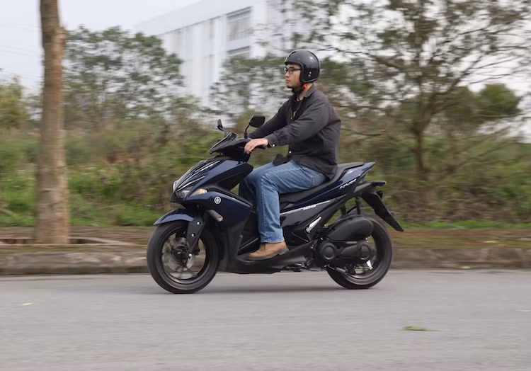 Nhược điểm về phuộc sau có thể được khắc phục bằng cách thay các loại phuộc khác với độ chắc chắn cao hơn. Tuy nhiên người dùng cần lưu ý chọn loại phuộc dành cho NVX, hoặc có thể sử dụng luôn những điểm bắt như phuộc nguyên bản, không phải "chế cháo" để đảm bảo yếu tố chịu lực. Kiến Thức sẽ có những đánh giá chi tiết thêm về toàn bộ những ưu, nhược điểm của mẫu xe tay ga thể thao NVX trong thời gian tới.