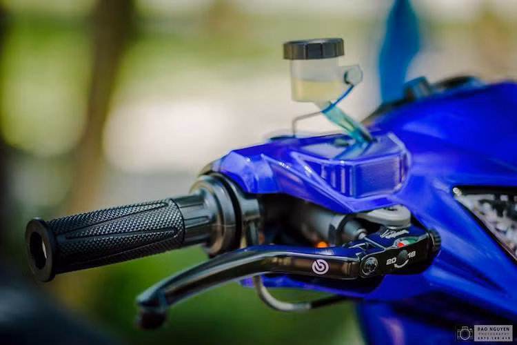 Bên cạnh đồng hồ, trên khu vực tay lái của xe còn có sự xuất hiện của cùm phanh Brembo RCS, giúp hoàn thành hệ thống phanh trước nâng cấp của chiếc Exciter 135 độ độc đáo này.