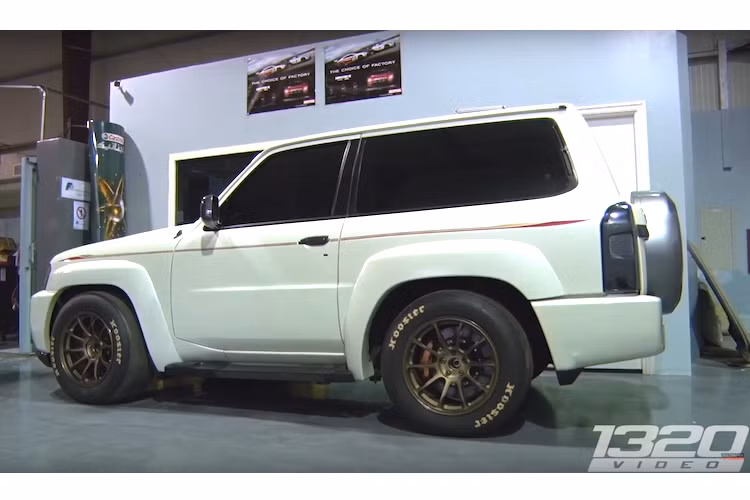 So với một chiếc Patrol thường, chiếc xe này cũng có khoảng sáng gầm thấp hơn hẳn. Trong khi đó, "dàn chân" của xe đã được độ lại với những chiếc lốp đua drag Hoosier, mâm Volk Racing RE30 màu đồng và hệ thống phanh Brembo kèm đĩa gốm-carbon như siêu xe.