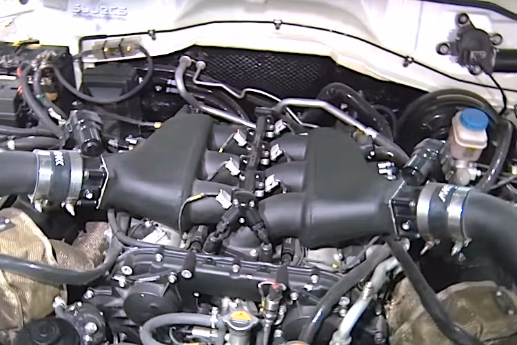 Chỉ tới khi mở nắp ca-pô bằng sợi carbon lên, bí mật của chiếc Nissan Patrol này mới được hé lộ. Thay vì một trong những loại động cơ 6 xi-lanh thẳng hàng có dung tích từ 2.8 tới 4.5l như một chiếc Patrol bình thường, chiếc xe đã được trang bị máy VR38DETT tăng áp kép - "trái tim" khiến Nissan GT-R R35 đã từng "đánh bại" nhiều siêu xe "đình đám" Thế giới.