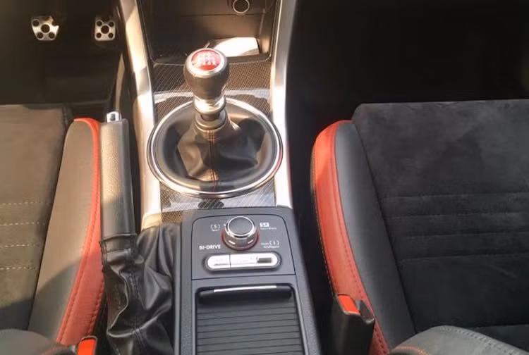 Đi kèm với động cơ là hộp số sàn 6 cấp với côn thể thao có độ bám cao, kèm hệ dẫn động 4 bánh Subaru Intelligent Drive (SI-DRIVE) độc quyền với 3 chế độ lái: Intelligent, Sport và Sport Sharp. Nhờ có hệ động lực này, WRX STI có khả năng đạt 0-100 km/h trong 4,5 giây và tốc độ tối đa 250 km/h.