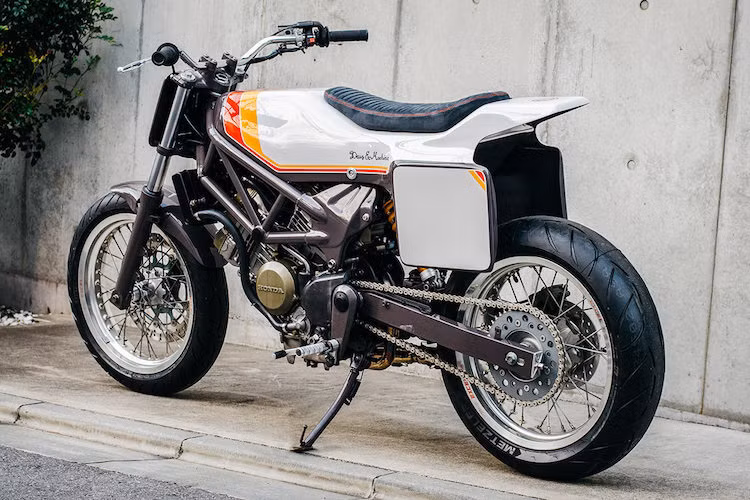 Đi kèm với động cơ là hệ thống xả mới "thửa riêng", với tiếng nổ cực lớn. "Dàn chân" của chiếc xe đã được độ lại với niềng nhôm Excel đi kèm với moay-ơ quả khế từ một mẫu xe Honda khác cùng hệ thống phanh đĩa trước và sau sử dụng heo Brembo/Nissin. Do phần lớn thời gian chạy xe ở trong thành phố nên Matt đã lựa chọn lốp thể thao Metzeler Sportec M7 RR.