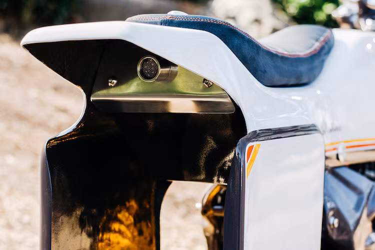 Bên cạnh tay lái flat track, dàn để chân của chiếc xe cũng đã được đưa tiến lên phía trước 130 mm và hạ 40 mm so với nguyên bản, nhằm đem tới cho chiếc xe khả năng xử lý dễ dàng nhất khi trượt bánh sau trên đường đất. South Paw cũng được tích hợp đầy đủ các đèn báo để có thể đủ điều kiện lưu thông ngoài đường.