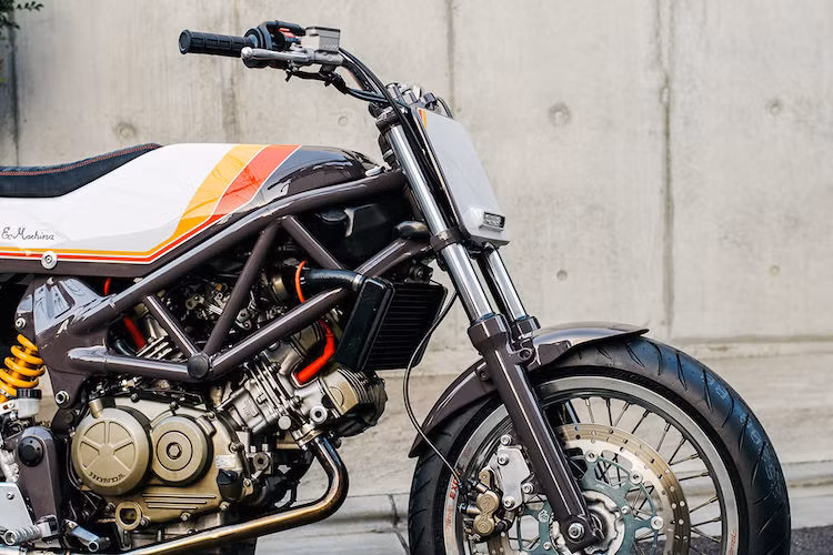 Do ở bên dưới bình xăng nguyên bản, Honda đã tận dụng khoảng trống để lắp hộp gió và chế hòa khí nên Matt đã không thể đơn giản là thay một bình xăng phong cách flat-track cho xe. Để có thể đảm bảo khả năng vận hành của động cơ VTR250 nguyên bản, anh đã phải chế cho chiếc xe một bộ vỏ nguyên khối mới bằng nhựa tổng hợp epoxy.