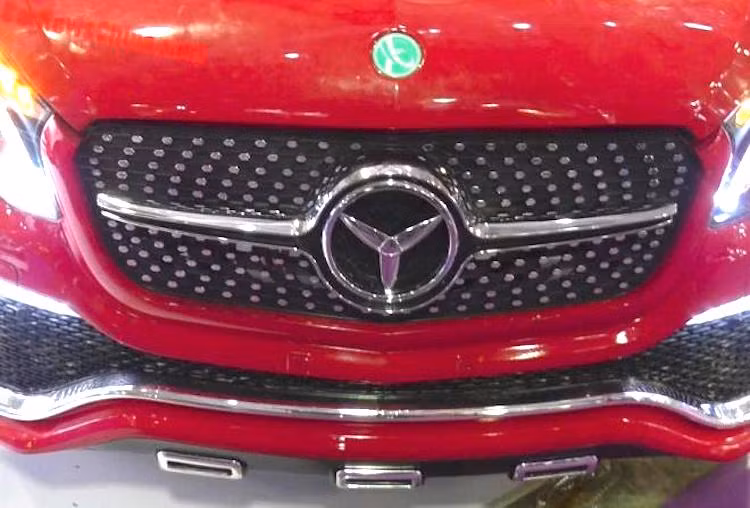 Ngay từ cái nhìn đầu tiên, có thể dễ dàng nhận ra Luxing iStar LSEV đã "copy" những dòng Mercedes hiện đại, cụ thể hơn là phiên bản Mercedes- AMG GLE 63 với cản trước phong cách AMG, đèn pha LED gần như y hệt và lưới tản nhiệt "ngàn sao". Để tránh rắc rối với Mercedes, hãng xe điện đã quay ngược logo sao 3 cánh quen thuộc của hãng xe Đức.