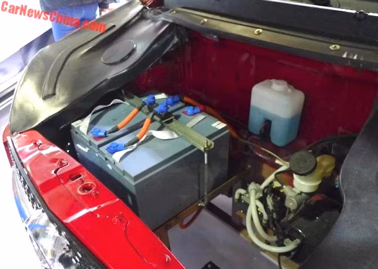 Nằm dưới nắp ca-pô của xe là khối ắc-quy chì với dung lượng 72V, cung cấp năng lượng để động cơ điện có công suất chỉ 1,6 mã lực hoạt động. Theo hãng sản xuất, Luxing iStar LSEV có khả năng đạt tốc độ tối đa 45 km/h và tầm hoạt động 150 km/h.