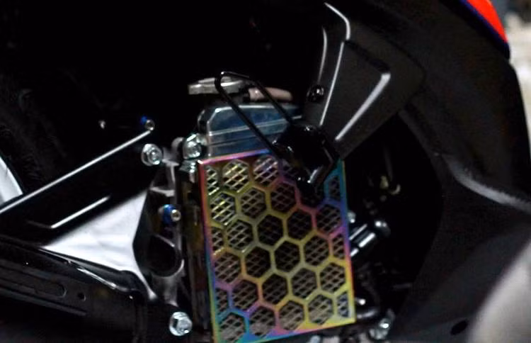 Khối động cơ xi-lanh đơn SOHC 2 van 110 cc nguyên bản của Click được giữ nguyên kết cấu. Tuy nhiên để khiến chiếc xe nổi bật hơn, bộ ốc Proti và chắn két nước xi 7 màu đã được thợ độ Việt trang bị cho chiếc xe.